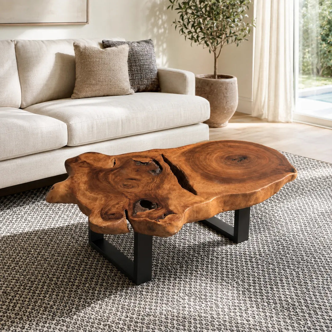 Ovaler Baumscheiben-Couchtisch aus massiver Akazien-Baumscheibe (120 x 73 x 43 cm, 8 cm starke Platte) mit Naturkante, rustikal-asiatisches Massivholz-Unikat als Wohnzimmertisch für Sofalandschaft, Lounge oder Chalet in der Schweiz