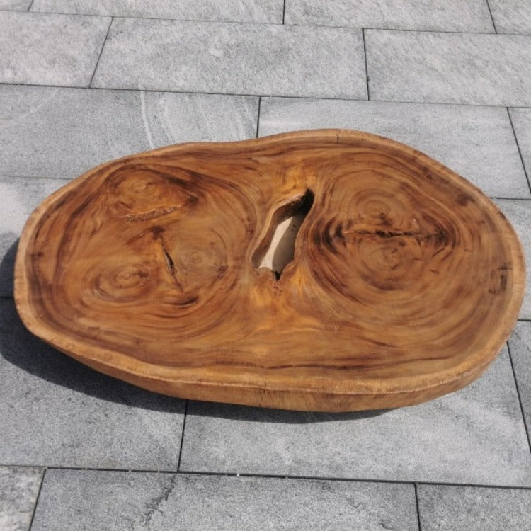 Ovaler Baumstamm-Couchtisch aus massiver Suarholz-Baumscheibe (107 x 70 x 43 cm, 8 cm starke Platte) mit Naturkante und lebendigen Jahresringen, organisches Massivholz-Unikat als Wohnzimmertisch für Ecksofa, Wohnlandschaft oder Chalet in der Schweiz
