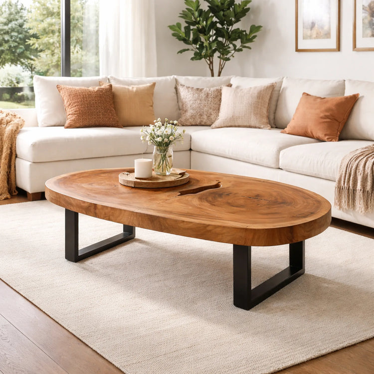 Ovaler Baumstamm-Couchtisch aus massiver Akazien-Baumscheibe (107 x 70 x 43 cm, 8 cm starke Platte) mit Naturkante und lebendigen Jahresringen, organisches Massivholz-Unikat als Wohnzimmertisch für Ecksofa, Wohnlandschaft oder Chalet in der Schweiz