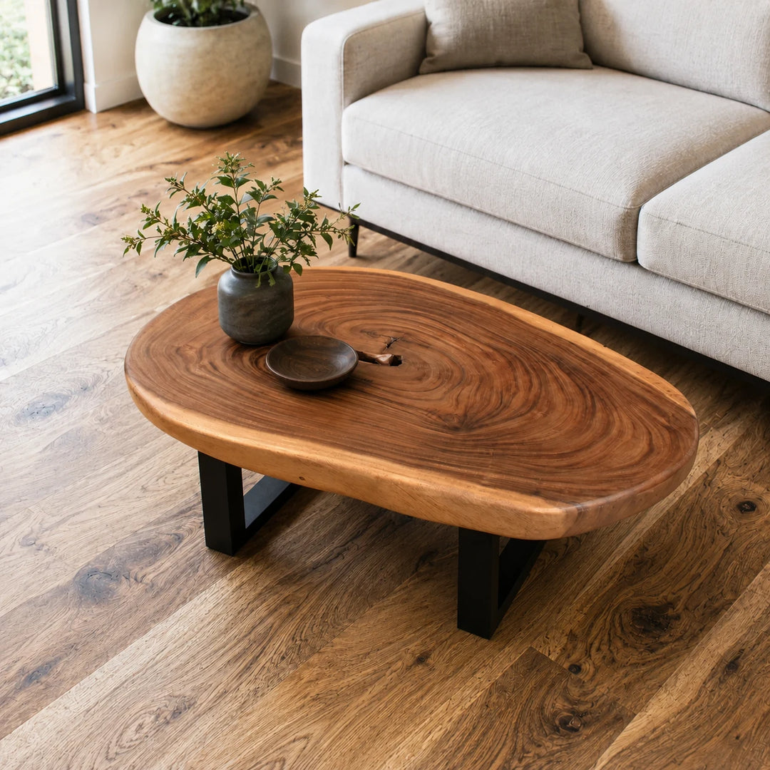 Couchtisch aus Akazie-Holzstamm (Suarholz-Baumscheibe, 108 x 72 x 43 cm, 8 cm starke Platte) mit Naturkante, elegantes Massivholz-Unikat für Einzelsofas und kleine Wohnzimmer in der Schweiz