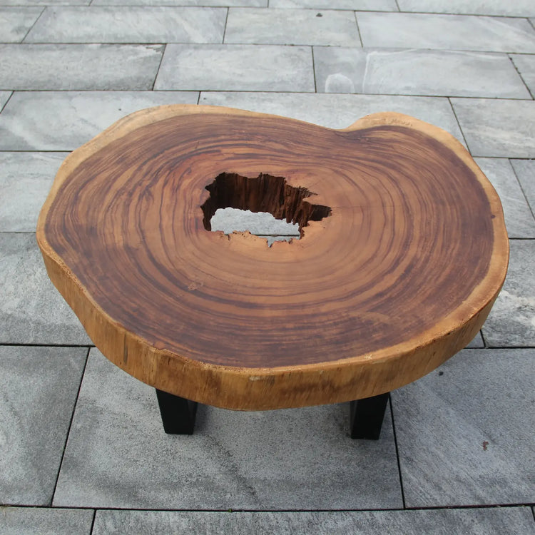 Runder Baumscheiben-Couchtisch aus massiver Akazien-Baumscheibe (88 x 77 x 43 cm, 8 cm starke Platte) mit Baumkante, sichtbaren Jahresringen und Herzloch, kompaktes Naturholz-Unikat für Wohnzimmer, Loft oder L-Sofa in der Schweiz