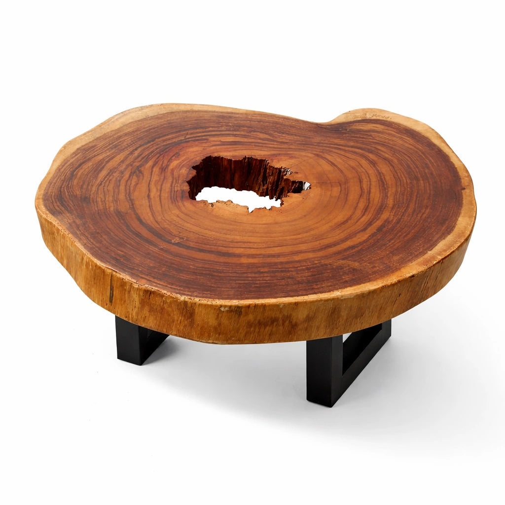 Runder Baumscheiben-Couchtisch aus massiver Akazien-Baumscheibe (88 x 77 x 43 cm, 8 cm starke Platte) mit Baumkante, sichtbaren Jahresringen und Herzloch, kompaktes Naturholz-Unikat für Wohnzimmer, Loft oder L-Sofa in der Schweiz