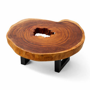 Runder Baumscheiben-Couchtisch aus massiver Akazien-Baumscheibe (88 x 77 x 43 cm, 8 cm starke Platte) mit Baumkante, sichtbaren Jahresringen und Herzloch, kompaktes Naturholz-Unikat für Wohnzimmer, Loft oder L-Sofa in der Schweiz