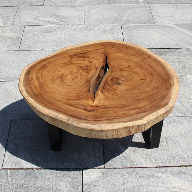 Runder asiatischer Couchtisch aus massiver Akazien-Baumscheibe (93 x 75 x 43 cm, 8 cm starke Platte) mit Naturkante und Naturherz, langlebiges Naturholz-Unikat für Wohnzimmer, Loft oder Wintergarten in der Schweiz