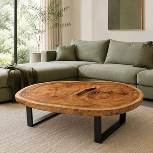 Ovaler Baumstamm-Couchtisch aus massiver Suarholz-Baumscheibe (107 x 70 x 43 cm, 8 cm starke Platte) mit Naturkante und lebendigen Jahresringen, organisches Massivholz-Unikat als Wohnzimmertisch für Ecksofa, Wohnlandschaft oder Chalet in der Schweiz