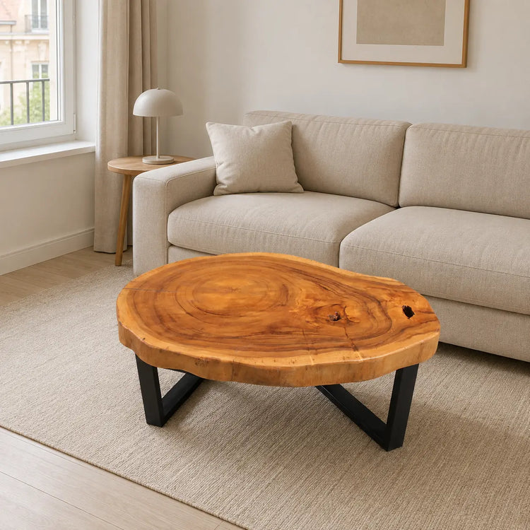 Kleiner Couchtisch aus heller Akazien-Baumscheibe (99 x 70 x 43 cm, 8 cm starke Platte) in organischer Nierenform, Massivholz-Unikat im skandinavischen Naturholz-Look für kleine Wohnzimmer und Leseecken in der Schweiz
