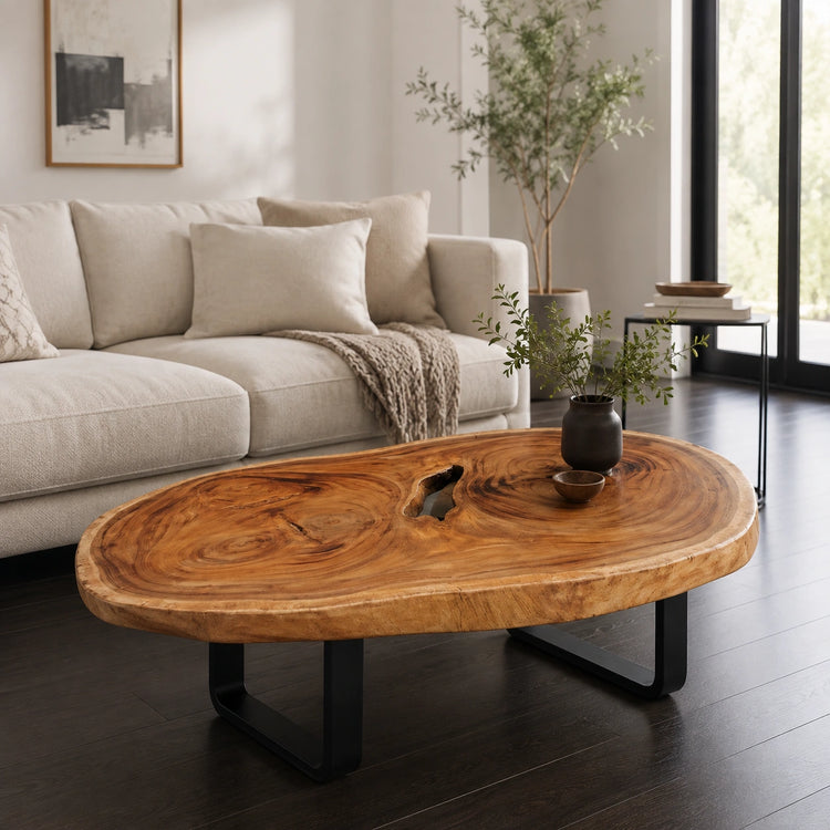 Ovaler Baumstamm-Couchtisch aus massiver Akazien-Baumscheibe (107 x 70 x 43 cm, 8 cm starke Platte) mit Naturkante und lebendigen Jahresringen, organisches Massivholz-Unikat als Wohnzimmertisch für Ecksofa, Wohnlandschaft oder Chalet in der Schweiz