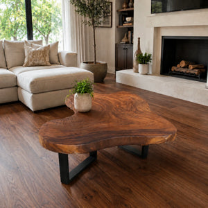 Wohnzimmertisch aus massiver Akazien-Baumscheibe (100 x 90 x 43 cm, 8 cm starke Platte) mit Baumkante und organischer Naturform, naturbelassenes Massivholz-Unikat als Couchtisch für L- oder U-Sofa im Schweizer Wohnzimmer