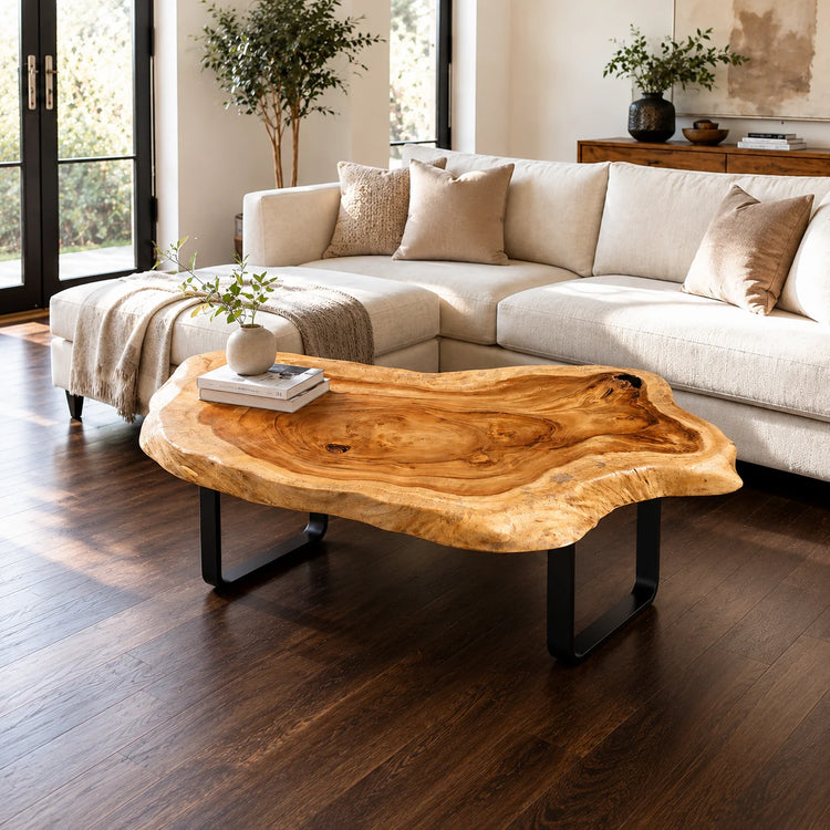 Heller Salontisch aus Akazie-Suar-Baumscheibe (118 × 87 cm, 8 cm starke Platte) mit Naturkante, rustikaler aber leichter Massivholz-Couchtisch im Vintage-Stil für Wohnzimmer, Lounge, Balkon oder Terrasse in der Schweiz