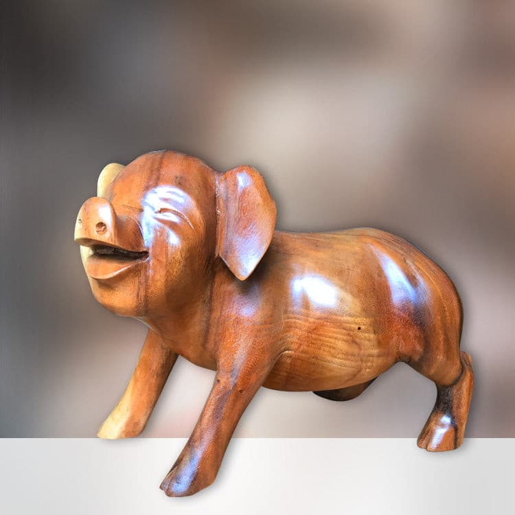 Holzschwein Tischdeko aus massivem Akazien- oder Teakholz, handgeschnitzte Schwein Statue als rustikale Deko für Esstisch, Sideboard oder Ladentheke in der Schweiz
