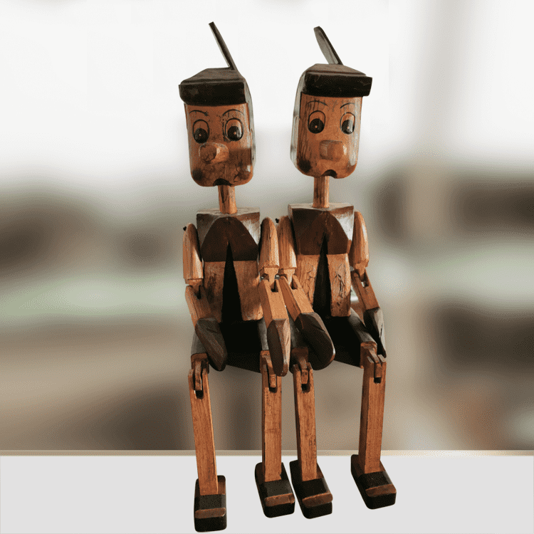 Alt-Text: Pinocchio Holzfigur 100 cm aus massivem Akazienholz – handgeschnitzte, naturbelassene Kinderzimmer Deko aus dem Buddha Deko Shop Schweiz
